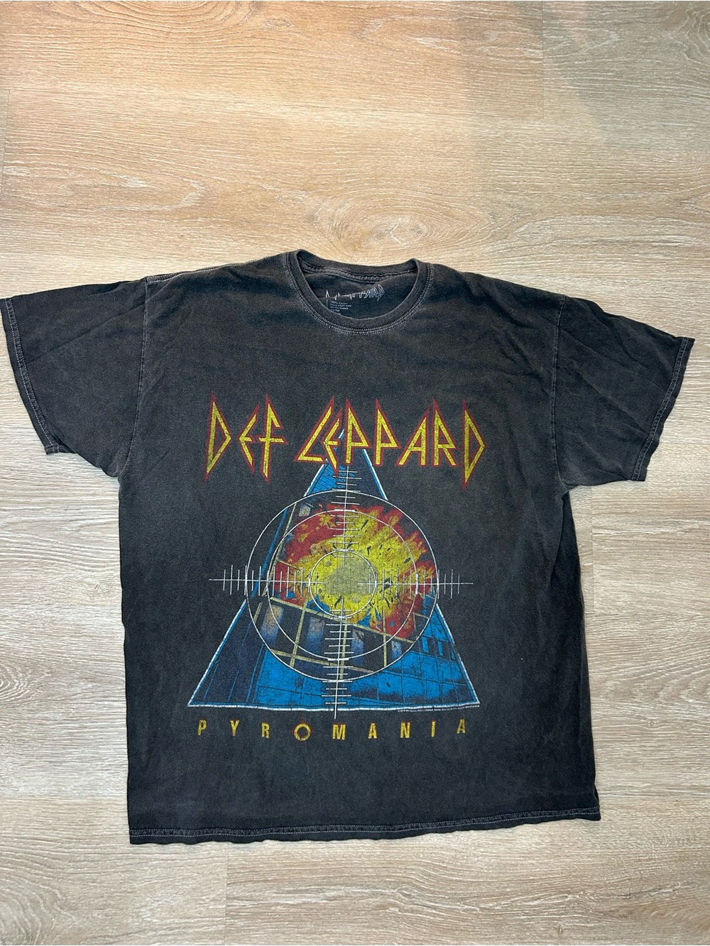 Def Leppard Pyromania Graphic Men's T-Shirt Gray Cotton Blend Size S-M